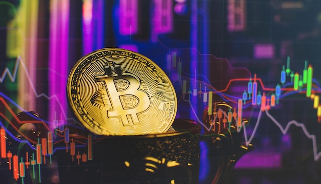 Cryptocurrency-concept Gouden bitcoin op het moederbord van de winnaarsbeker De toekomst van geld Computerapparatuur
