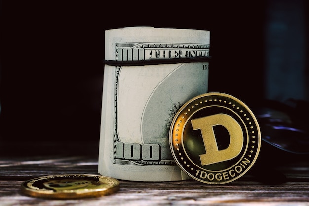 Foto cryptocurrency dogecoin in de buurt van een rol dollars in een close-up op een donkere achtergrond