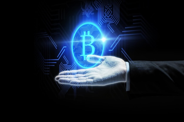 cryptocurrency financiën en zakelijk concept close-up van zakenman hand met virtuele bitcoin symbool hologram over zwarte achtergrond
