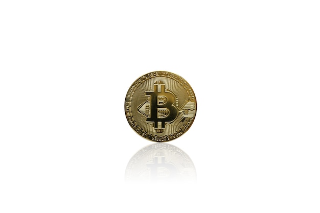 Moneta bitcoin dorata di criptovaluta su sfondo bianco isolato, denaro virtuale elettronico per il web banking e pagamento di rete internazionale, concetto di internet di affari di tecnologia di valuta.