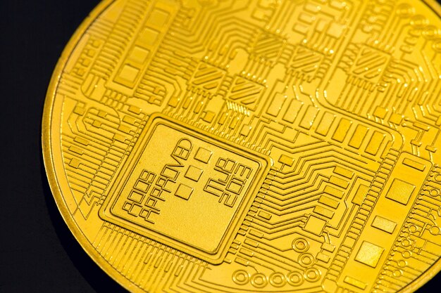 Золотые монеты криптовалюты Bitcoin Ethereum Litecoin на фоне