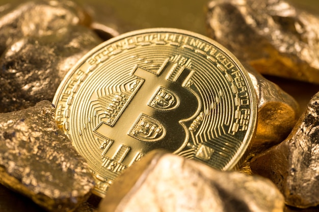 Золотые монеты криптовалюты Bitcoin Ethereum Litecoin на фоне золотых самородков Концепция виртуальных денег