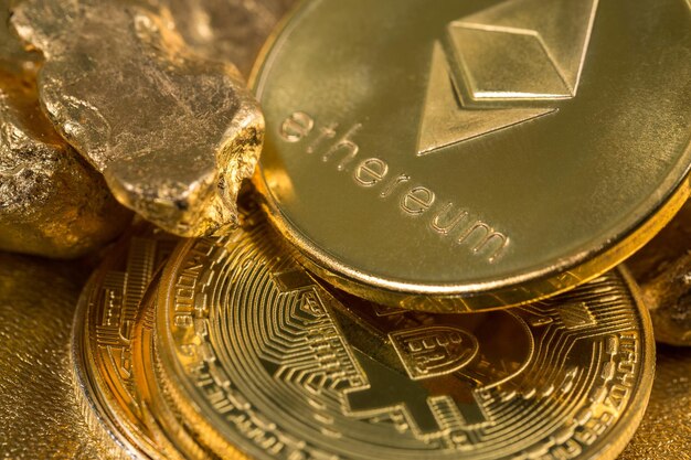 Cryptocurrency gouden munten Bitcoin Ethereum Litecoin op de achtergrond van goudklompjes Virtueel geldconcept