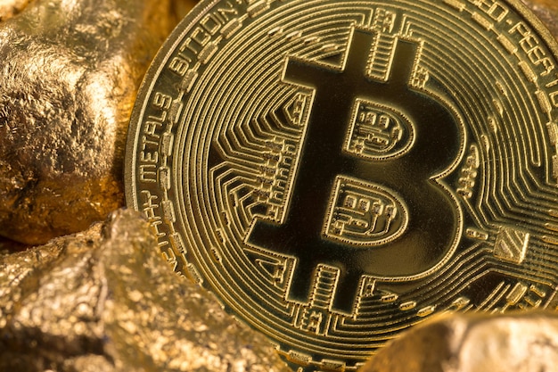 Cryptocurrency gouden munten Bitcoin Ethereum Litecoin op de achtergrond van goudklompjes