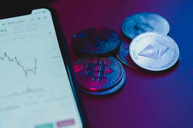 Cryptocurrency-grafiek op de telefoon Ether-munt onder neonlicht