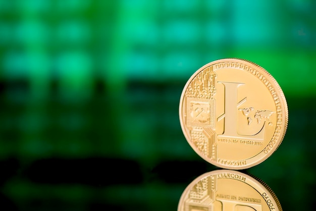 Cryptocurrency litecoin moneta d'oro su sfondo digitale verde cambio valuta per il risparmio di denaro e-commerce concetto di trasferimenti di denaro sfondo di denaro di affari finanziari con spazio di copia