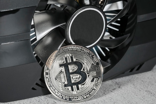 Cryptocurrency-mining Cryptocurrency-mining Bitcoin-munt op een videokaart van een grafische kaart voor cryptocurrency-mining