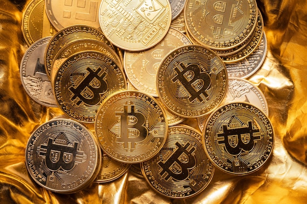 cryptomunt en bitcoin op gouden achtergrond, goudmijnachtergrond
