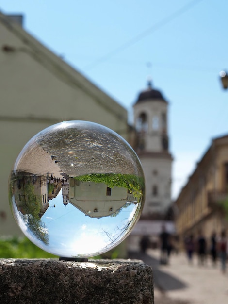 Foto sfera di cristallo (lente sferica) e vista della torre dell'orologio. vyborg, regione di leningrado, russia.