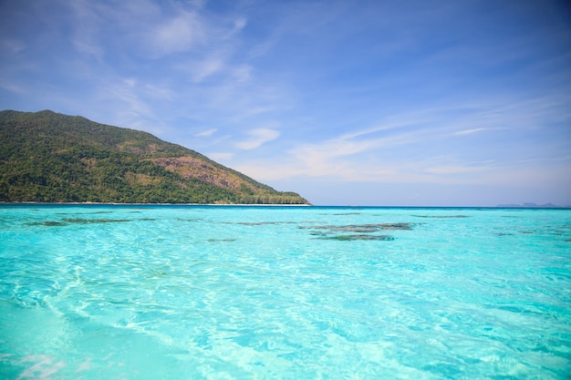 Photo crystal blue sea and beach