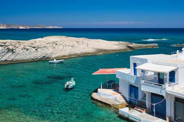 Foto acqua blu cristallina sulla spiaggia del villaggio di mitakas, isola di milos, grecia