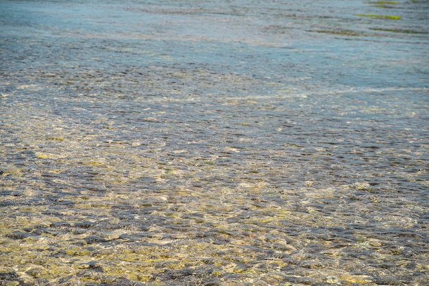 Кристально чистая голубая вода тропического моря сверкает на солнце stock photo