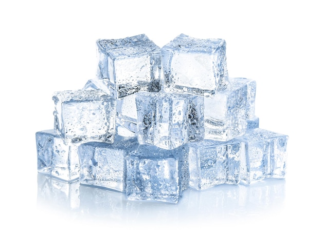 白で隔離水滴と透き通った氷の立方体
