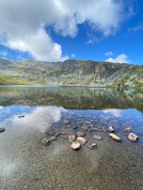 Foto acqua cristallina del lago