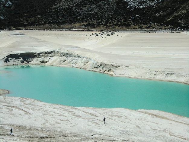 ペルーのアンデス山脈の透き通った水湖