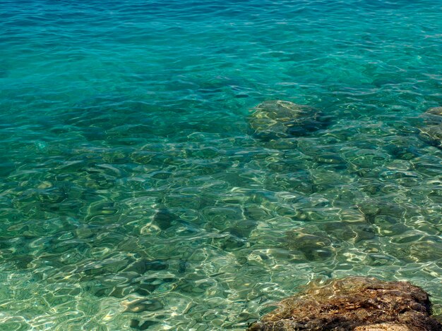 写真 マカルスカ リビエラ ダルマチア クロアチアのブレラのアドリア海の透き通った水