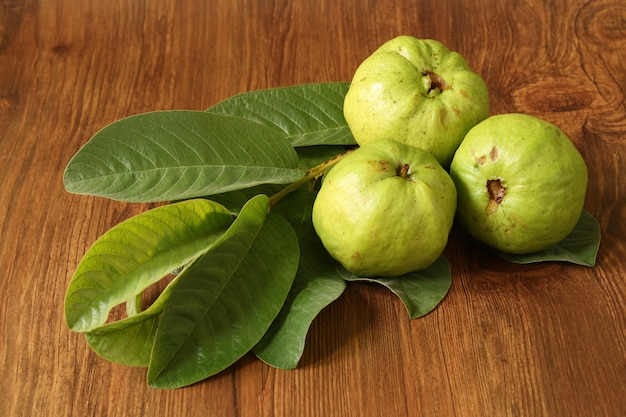 Crystal guava (psidium guajava) is een guave-variëteit op een houten tafel