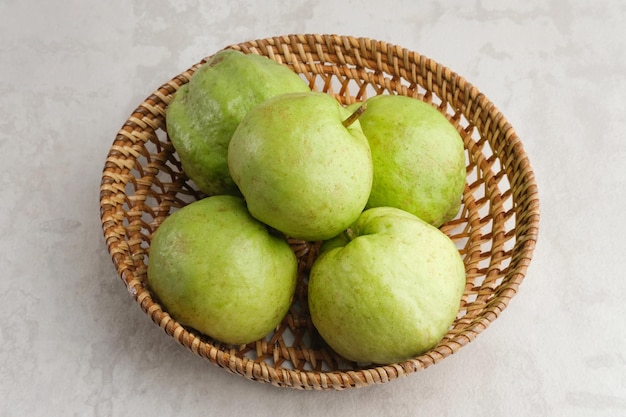 Crystal Guava Psidium guajava of Jambu Kristal geserveerd in rotan mand op grijze achtergrond