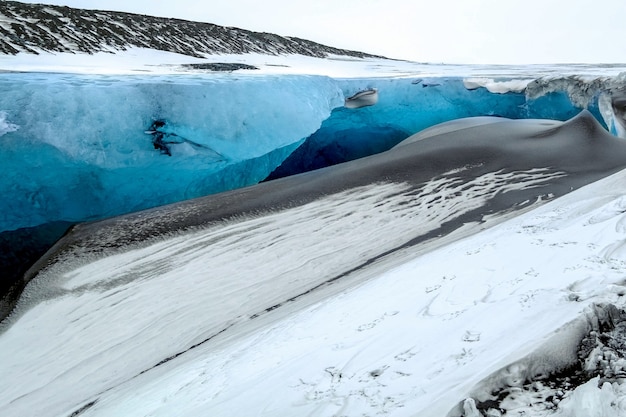 Jokulsarlon 근처의 수정 얼음 동굴