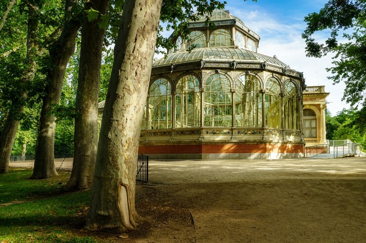 फोटो crystal palace in madrid's retiro public park.