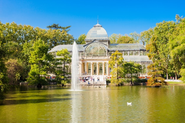 Foto crystal palace o palacio de cristalis nel parco del buen retiro, uno dei più grandi parchi della città di madrid, spagna. madrid è la capitale della spagna.