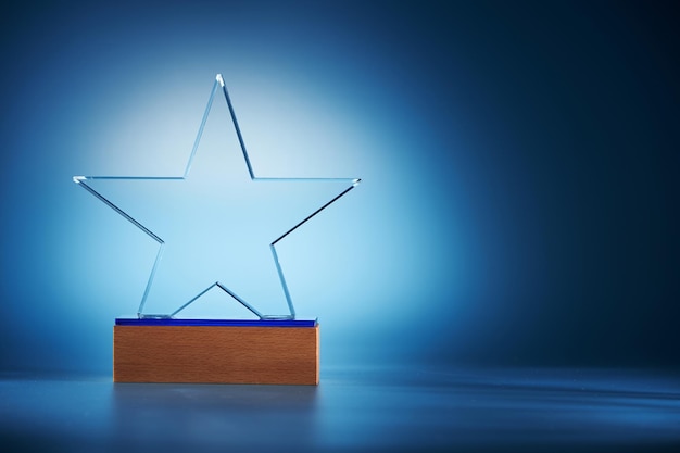 Трофей в форме хрустальной звезды на синем фоне