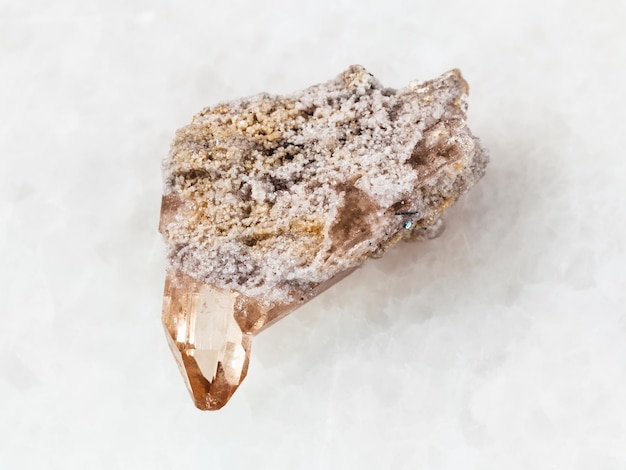 Foto cristallo di pietra di topazio su bianco