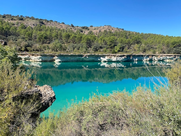 Photo crystal water in lagunas de la lengua in ruidera in castilla la mancha spain