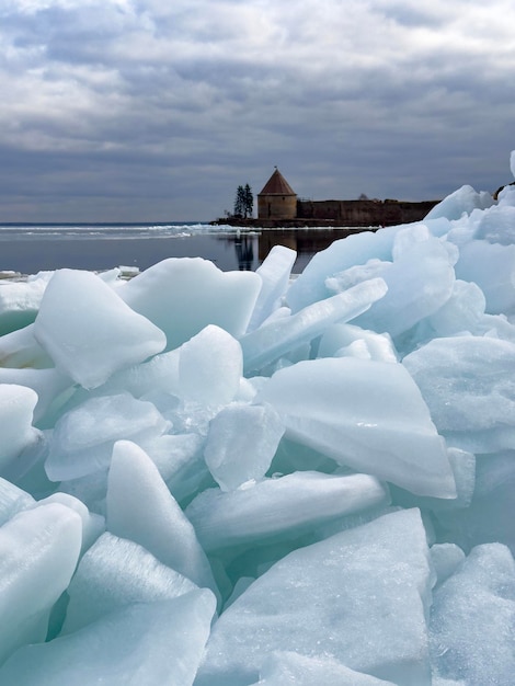 ロシアのラドーガ湖に浮かぶ水晶の氷が崩壊し 荒れ果てた美しさを捉えています