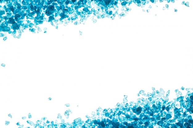 Кристаллы синей морской соли. Граница на белом фоне