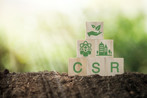 Csr corporate social responsibility csr e sostenibilità ufficio responsabile cubo in legno con l'icona csr della produzione di risorse naturali utilizzo del prodotto riutilizzo e riciclaggio in piedi