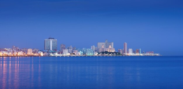 Photo cuba caribbean sea la habana havana skyline at morning