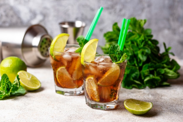 Cocktail alla libre con menta e lime