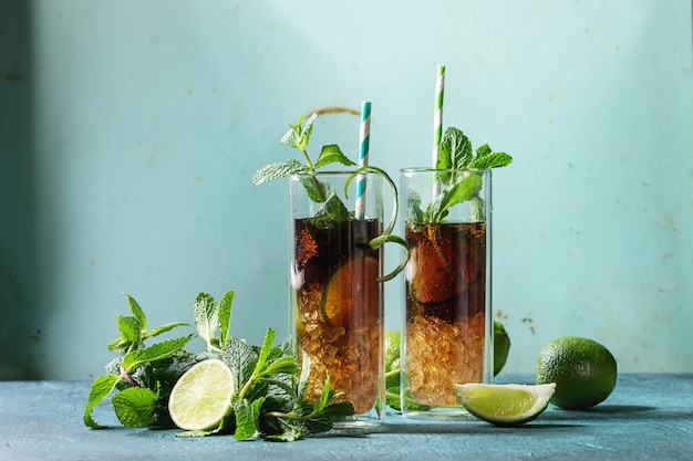 Cuba libre cocktail