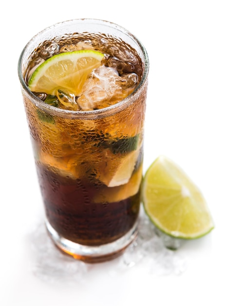 Cuba Libre Longdrink geïsoleerd op wit