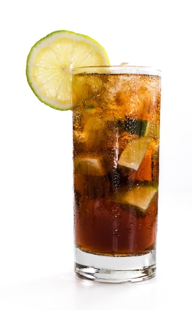 Cuba Libre Longdrink geïsoleerd op wit