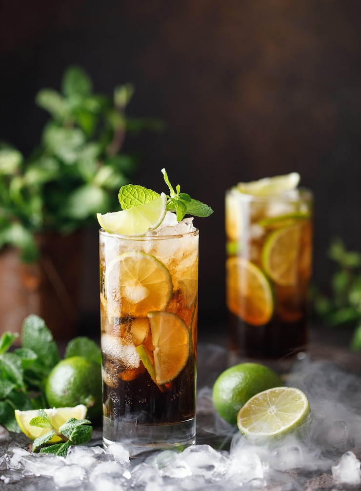 Cuba Libre met bruine rum, cola, munt en limoen. Cuba Libre of long island ijsthee-cocktail met sterke dranken