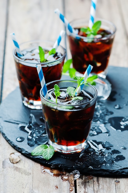 Cuba libre met ijs en munt