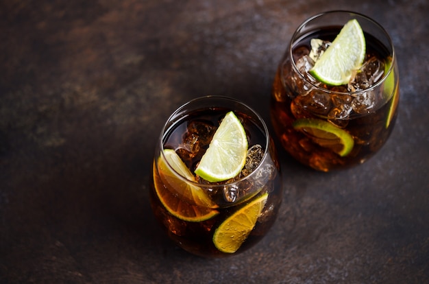 Cuba libre con rum marrone, cola e lime. cuba libre o cocktail long island.