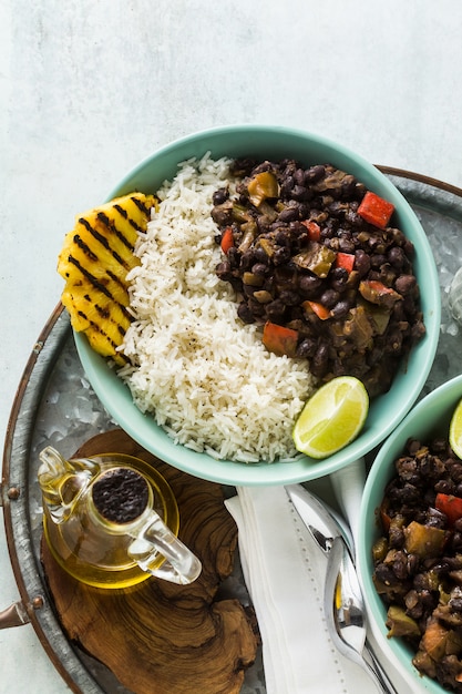 Cubaanse rijst en zwarte bonen gerecht met gegrilde ananas.