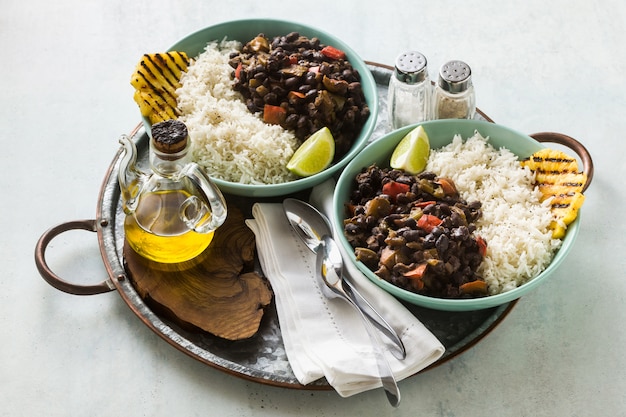 Cubaanse rijst en zwarte bonen gerecht met gegrilde ananas.