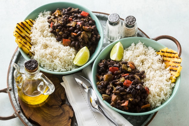 사진 구운 쌀과 쿠바 쌀과 검은 콩 요리.