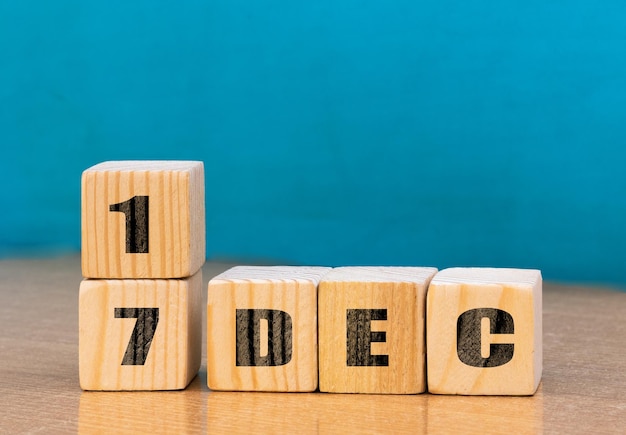 Календарь формы куба на 17 декабря на деревянной поверхности с пустым местом для календаря textcube на декабрь на деревянном фоне