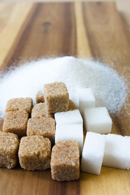 Photo cube of white and brown sugar on wooden table