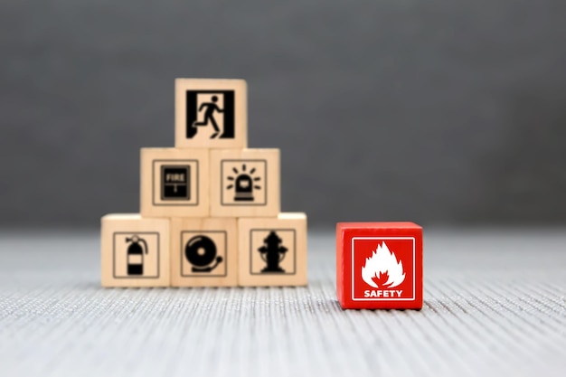Foto pila di blocchi di legno cubo con icona di prevenzione incendi