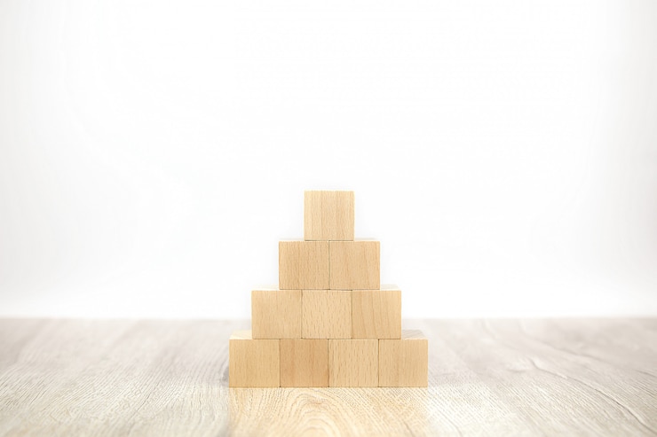 Photo グラフィックなしでピラミッド型に積み重ねられたキューブ木製ブロックのおもちゃ。