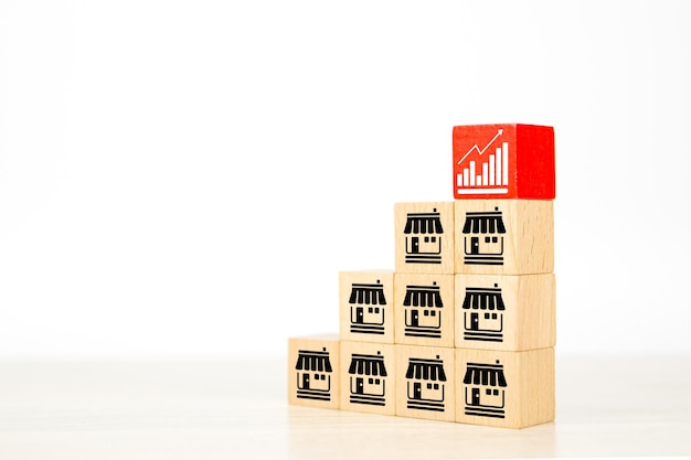 Cubo di blocco di giocattolo in legno in pila in piramide con icona di negozio di franchising