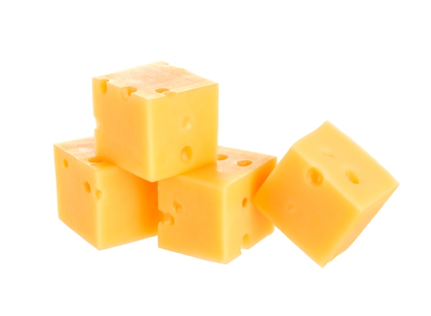 白で隔離されるチーズのキューブ