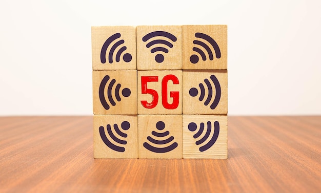 Кубики с широкополосным интернет-стандартом 5G на деревянном фоне