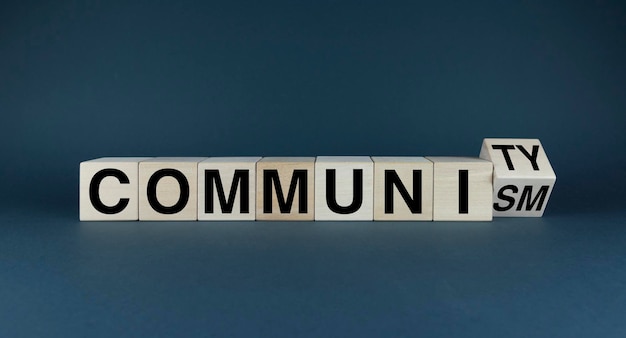 사진 큐브는 커뮤니티 또는 공산주의라는 단어를 형성합니다.